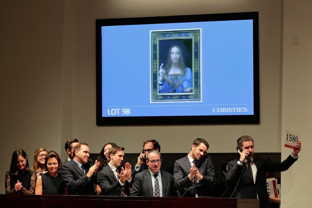 Desde 2017, 'Salvator Mundi', de 
<b><a href="https://www.univision.com/explora/la-pintura-mas-cara-de-la-historia-el-ultimo-da-vinci-se-vendio-a-un-precio-astronomico" target="_blank">Leonardo da Vinci</a></b>, ostenta 
<b>el récord de venta universal</b>. La casa Christie's, en Nueva York, concretó la transacción por 
<b>450 millones de dólares</b>.
