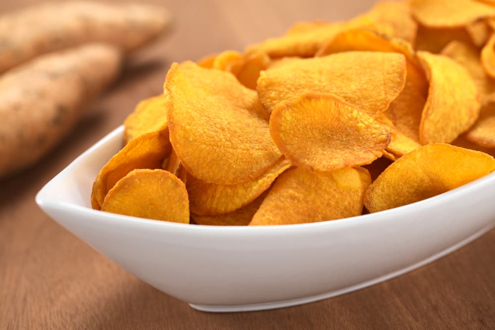 Chips de batata al horno. Ahora bien, si no son las de pepino prueba con las batatas al horno. Lánzate a la cocina y haz tus propios chips. ¡Son exquisitos y crujientes!