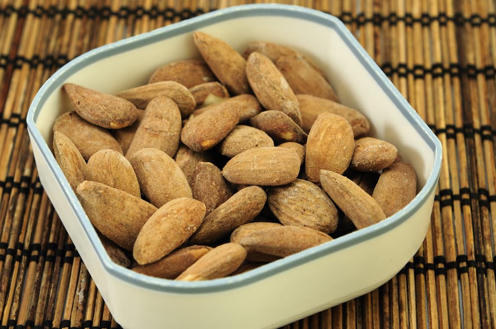 Almendras tostadas. Que mejor que llevar unas almendras tostadas. Solo tienes que comprarlas y llevarlas en un recipiente. ¡Además son muy saludables!