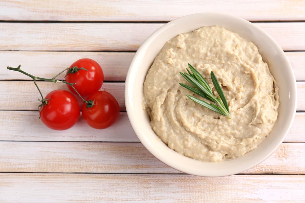 Hummus. Quieres sentirte satisfecha prueba llevando como snack hummus. Prepáralo en casa y llévalo en un recipiente con tapa junto con unas galletas integrales. ¡Delicioso!