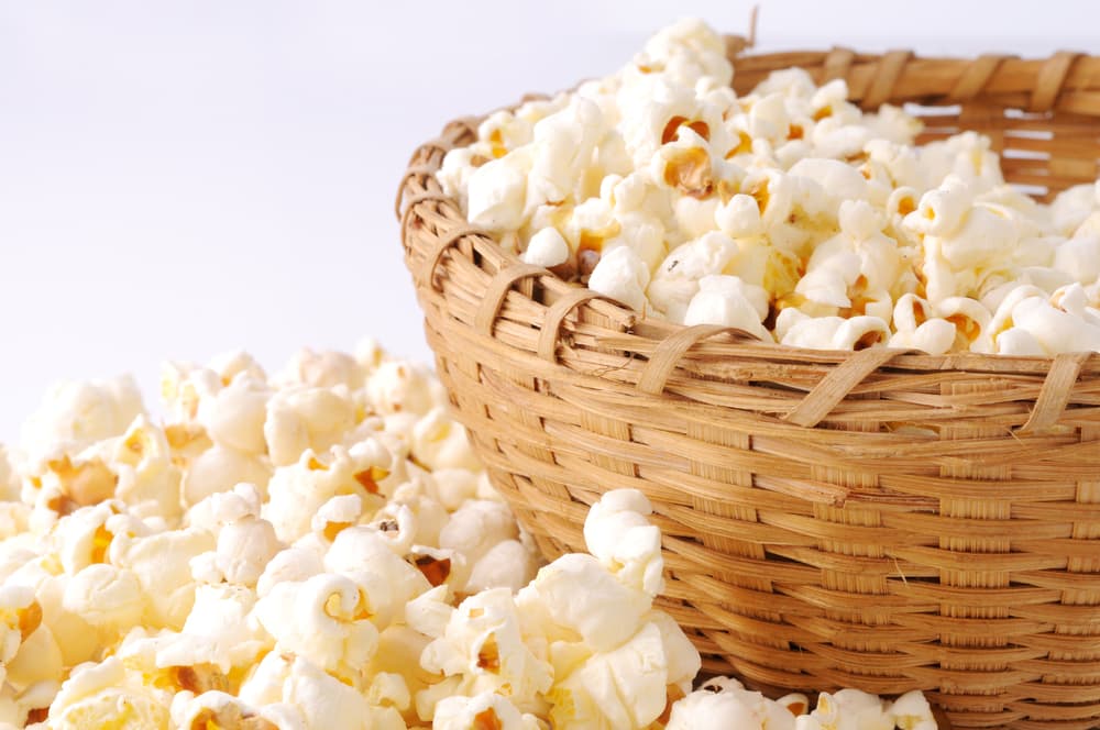 Palomitas de maíz. Cuando decimos saludables tal vez pienses que no podrás comer palomitas. Pues estas muy equivocada puedes comer palomitas de maíz comunes, o agregarles algunas especias para que les den otro toque de sabor.