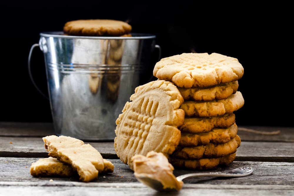 Galletitas de mantequilla de maní. Prepara una galletas de mantequilla de maní en el que solo necesitas 3 ingredientes; 1 taza de azúcar, 1 taza de mantequilla de maní y un huevo.