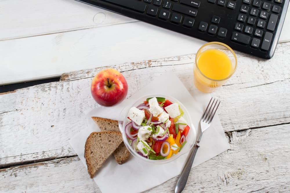 Pero para cuidar tu alimentación y no que estés cayendo en malas tentaciones; mejor checa estos saludables snacks que son muy fáciles de preparar y lo mejor de todo saludables.