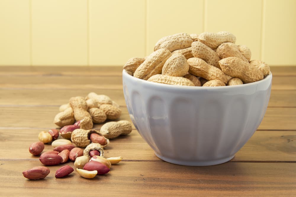 Maní. No te quieres meter a la cocina para nada. Entonces simplemente compra una bolsa de maní salado o sin sal. Con estos snacks tu cuerpo y tu bolsillo te lo agradecerán.