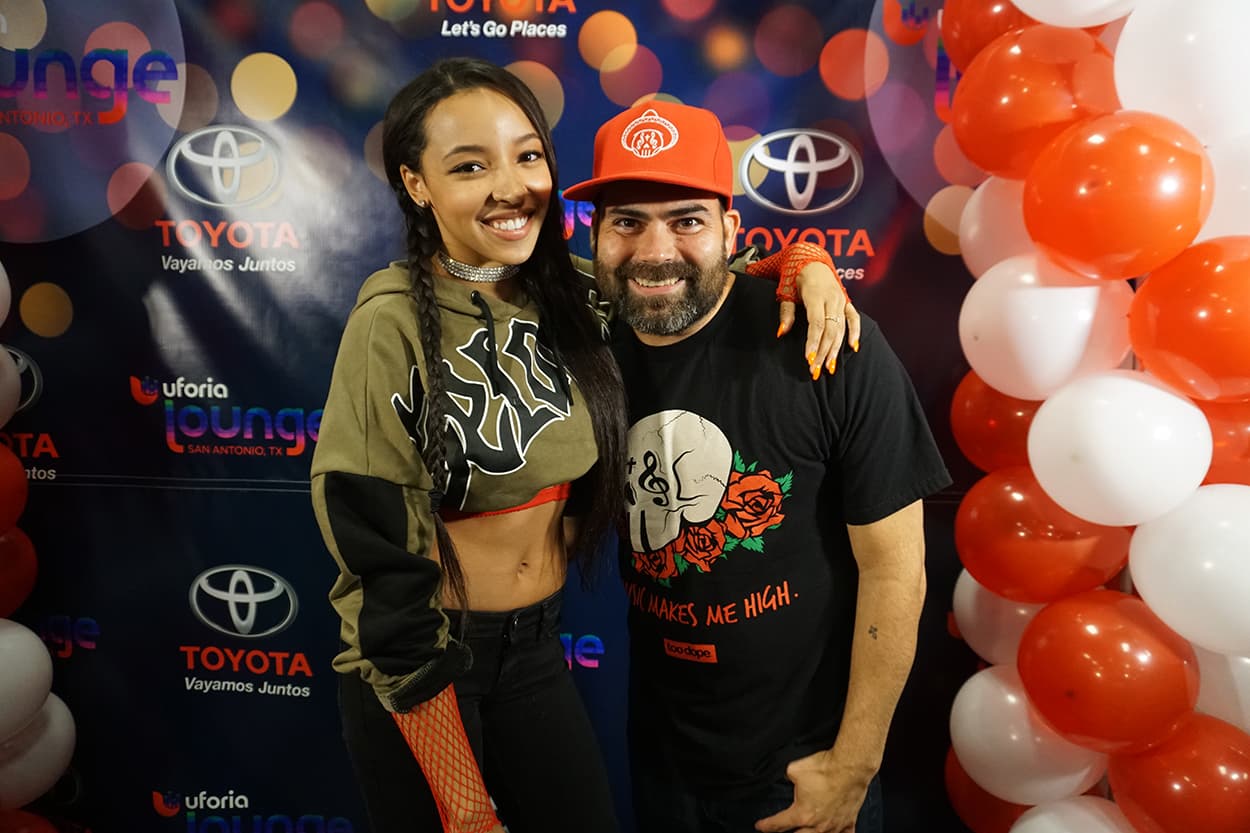 Tinashe stops by the Uforia Lounge for a quick acoustic session and a meet and greet.