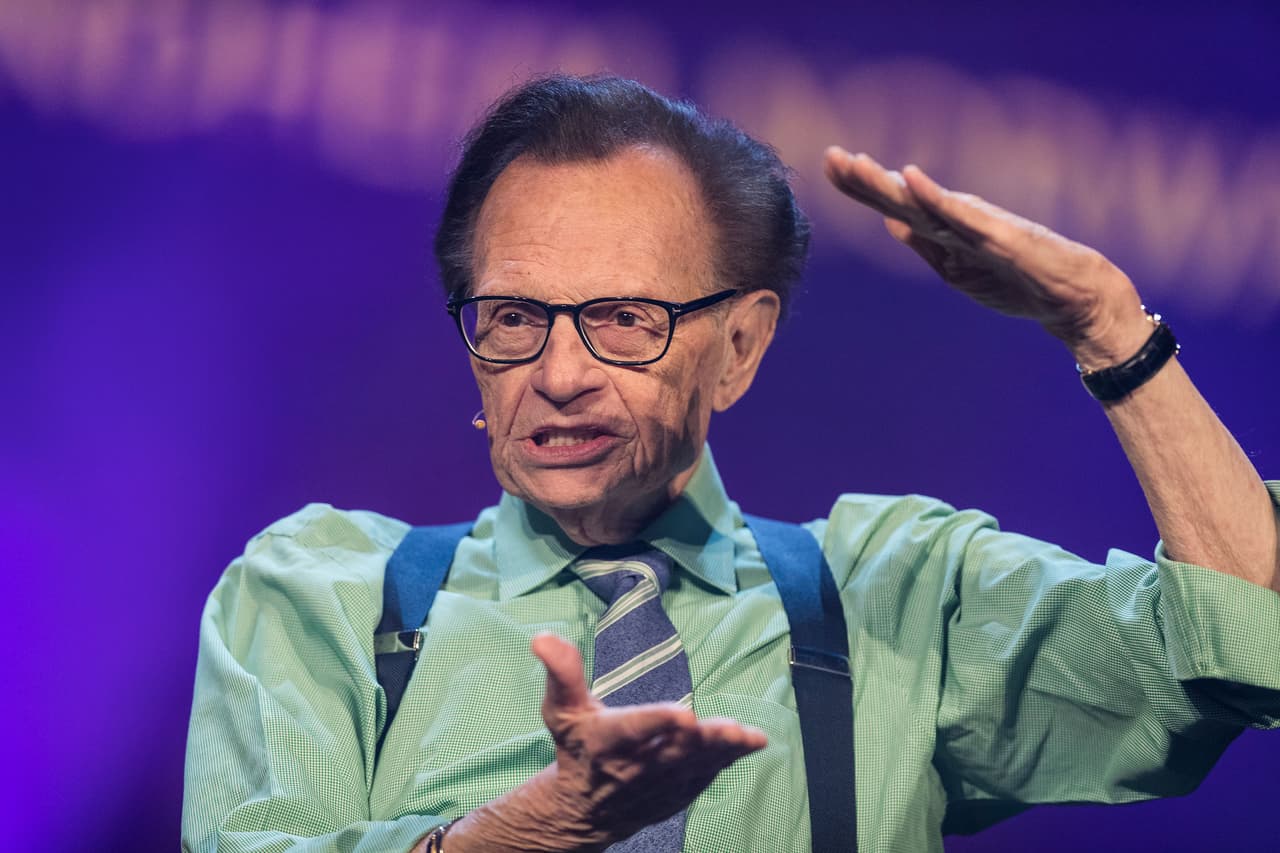 <b>Larry King, 87 años</b>
<br>
<br>Periodista y presentador de tv
<br>
<br>(19 noviembre 1933 - 23 de enero 2021)
<br>
<br>Reconocido presentador de radio y televisión, famoso por su programa Larry King Live en CNN. Sus entrevistas a líderes mundiales, estrellas de cine y gente común ayudaron a definir la conversación estadounidense durante medio siglo.
<br>