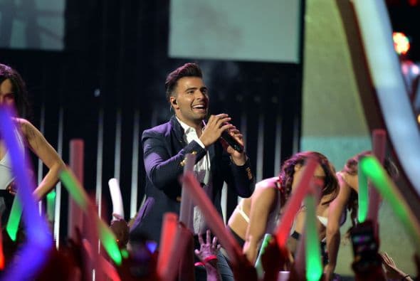 Su voz y el ritmo de música pusieron a cantar a los presentes al ritmo de su son.