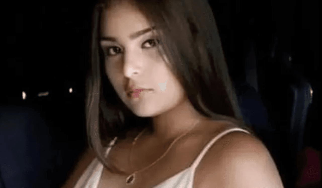 Esa tía, Dolores Olmedo, abrió una cuenta en
<b><a href="https://www.gofundme.com/f/funeralalyssa-flores?utm_source=facebook&utm_medium=social&utm_campaign=p_cf%20share-flow-1&__FB_PRIVATE_TRACKING__=%7B%22loggedout_browser_id%22%3A%22951521bf9c1f1be138d91c08c5744b25513a97c5%22%7D&fbclid=IwAR0yVGfHzzkN2SkSvQuZVKRJciQCMNKJT4C2AnDK78bjAHLM__imxECzlOE" target="_blank">GoFundMe</a></b> para ayudar con los gastos fúnebres de la joven, que estimó en 15,000 dólares.