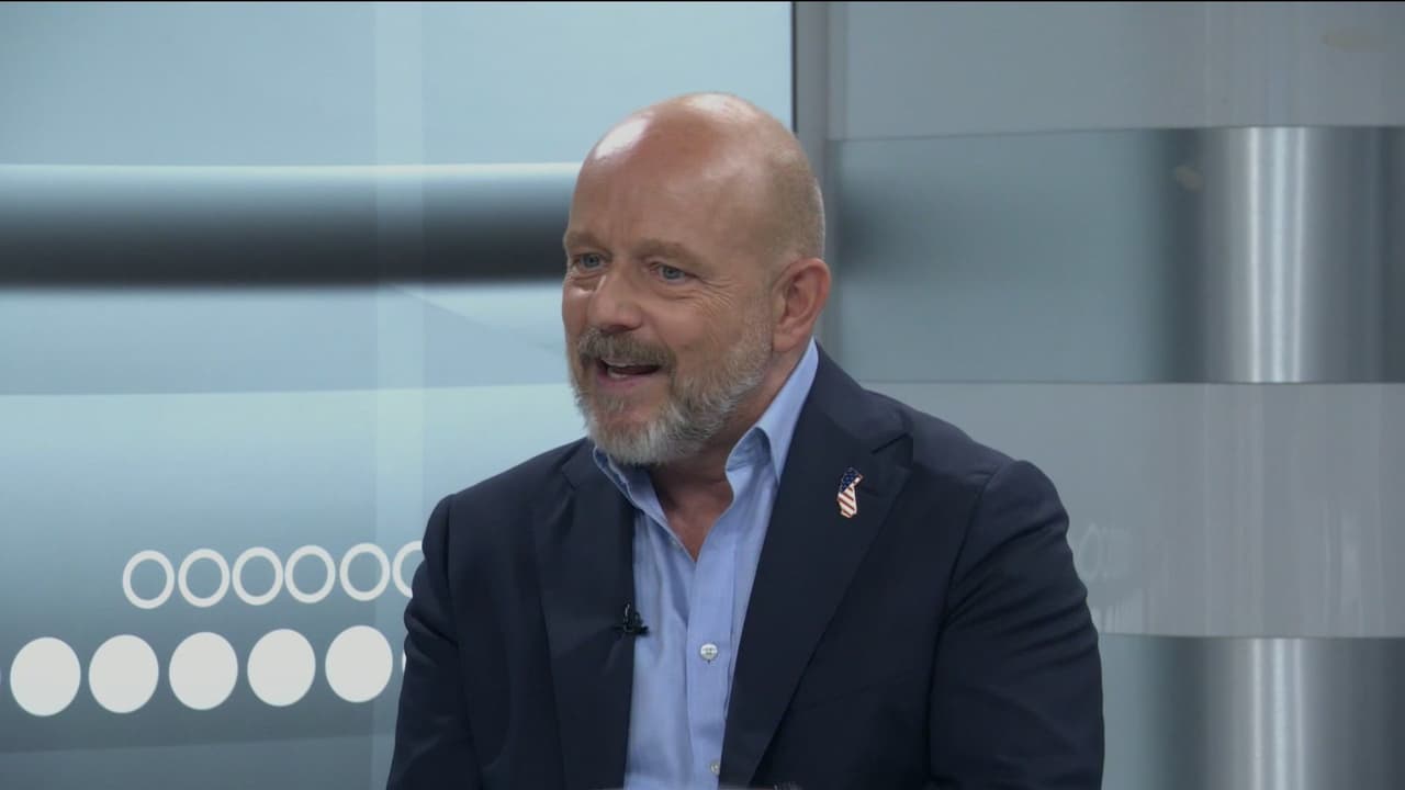 Steve Hilton propone cambios al voto y defiende agenda económica republicana