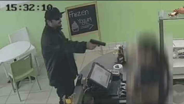 “Lamento ponerte en esta posición”: hombre roba a punta de pistola y se disculpa con su víctima