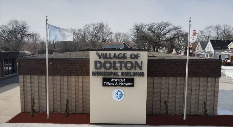 En este entorno multicultural y de profundas raíces obreras creció 
<b>Robert Francis Prevost Martínez</b>, quien este 8 de mayo de 2025 se convirtió en el papa León XIV. Su infancia en Dolton estuvo marcada por los valores del catolicismo, vividos en el seno de una familia de ascendencia europea y latina. La diversidad cultural del suburbio, combinada con la formación recibida en escuelas religiosas y el contacto con comunidades necesitadas, contribuyó de manera decisiva a despertar su vocación religiosa y su compromiso pastoral con las periferias sociales desde una edad temprana.