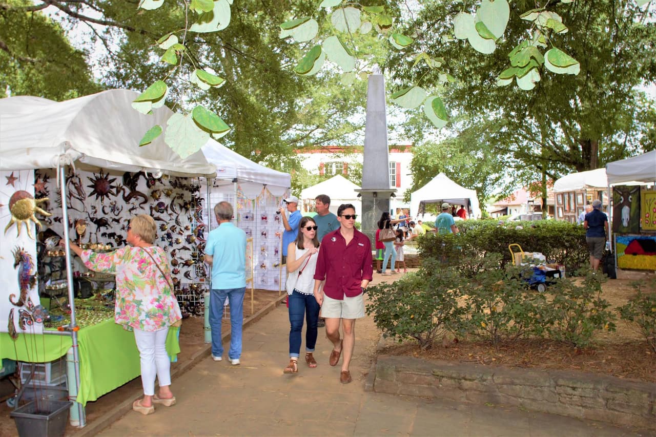 <b><a href="http://www.roswellartfestival.com/">Roswell Spring Arts Festival (6 y 7 de mayo)</a></b>. Festival de arte anual en Town Center-City Hall Park, de Roswell, con más de 125 artistas, demostraciones de arte, vendedores de comida, música en vivo y actividades para niños.