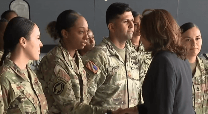Kamala Harris visita la Base de la Fuerza Aérea MacDill    