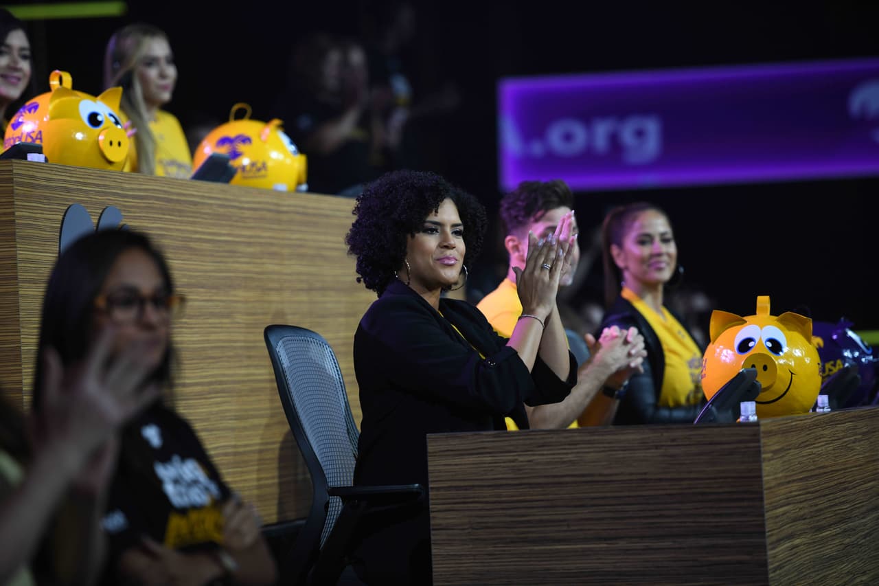 Nuestra querida Francisca está entre las celebridades encargadas de contestar las llamadas de los donadores.
