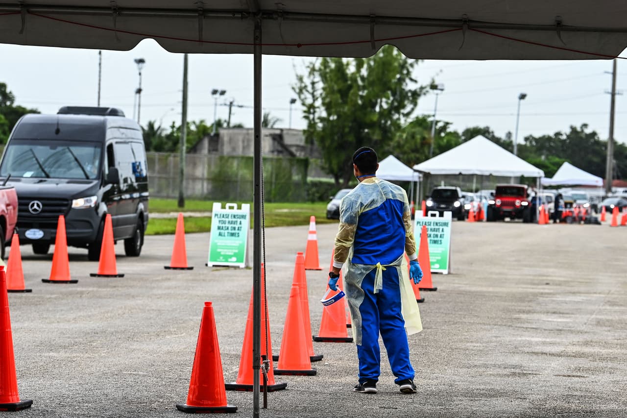 La variante delta del Covid-19 llevó a que Florida experimentara un pico de casos, muertes y hospitalizaciones en el mes de agosto, pero en septiembre han comenzado a disminuir. 
<br>