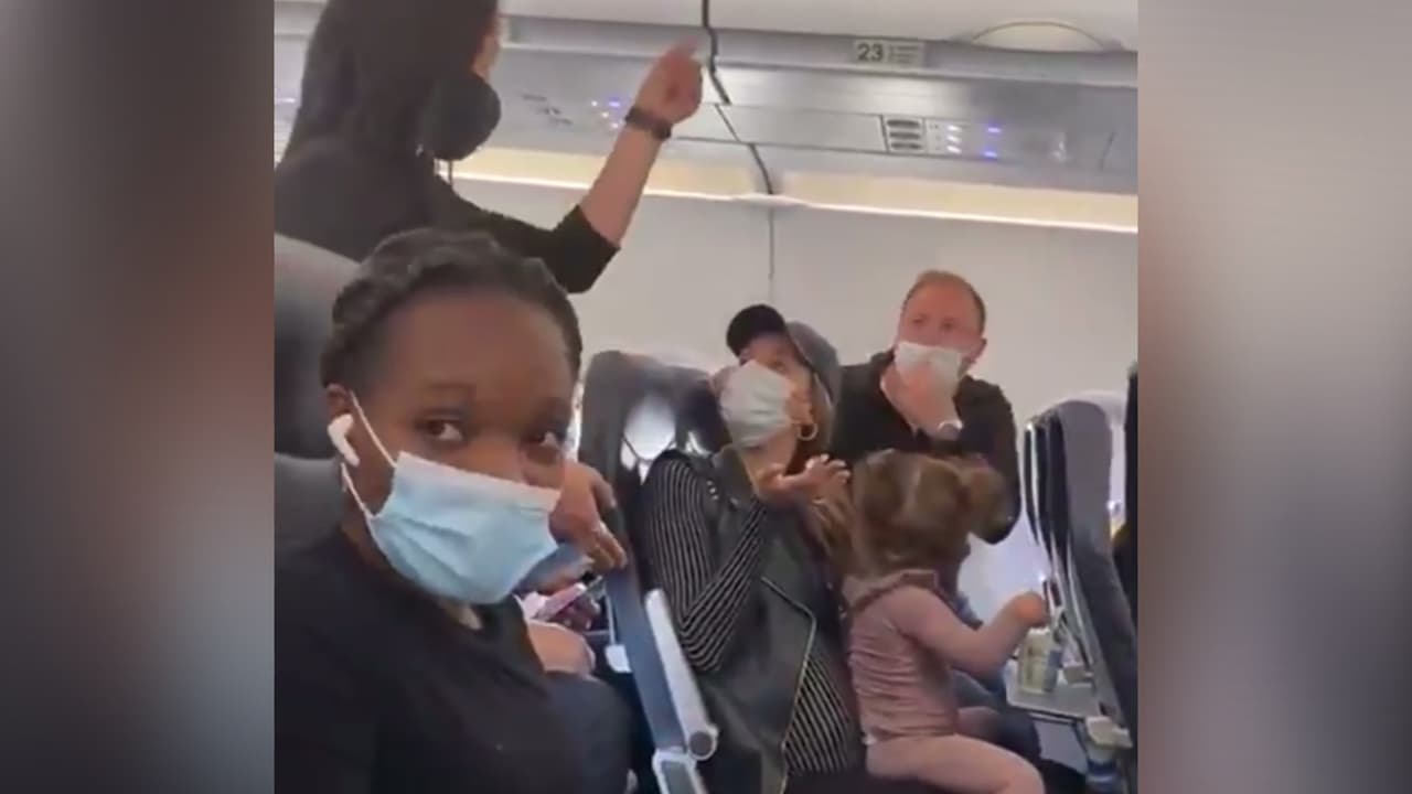 Bajan de avión a una madre embarazada y sus hijos después de que la pequeña de 2 años no tuviera una mascarilla