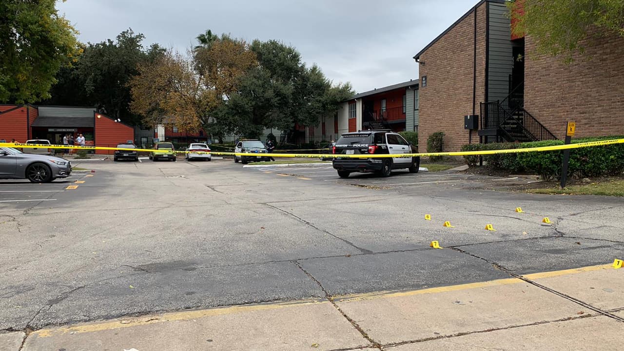 Se cree que los dos sospechosos huyeron de la escena en una camioneta pickup blanca.