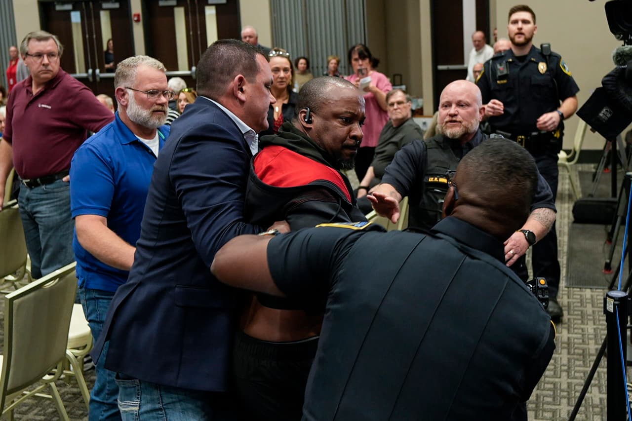 <b>Cada uno fue escoltado fuera de la sala por oficiales de Policía.</b> El Departamento de Policía de Acworth indicó que 
<b>seis personas fueron escoltadas y tres más fueron arrestadas.</b>