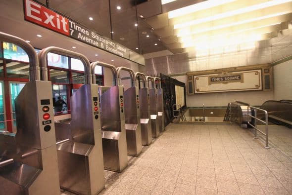 También se esperaba que el sistema de trenes PATH que salen y entran al vecino estado de Nueva Jersey operaran en horario normal. Greg Kurilli, un electricista que trabaja en el bajo Manhattan, llegó a tiempo a la estación del Centro de Comercio Mundial desde Jersey City.