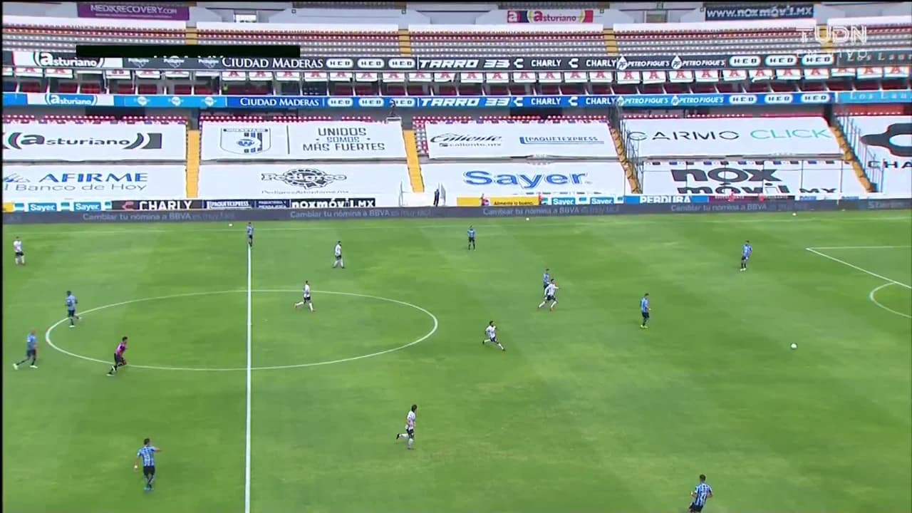 Arranca el partido y la pelota está en juego.