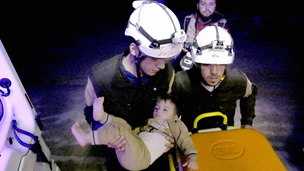 Los ‘cascos blancos’ de Siria son rescatados de la persecución de su propio gobierno por un país enemigo  (fotos)