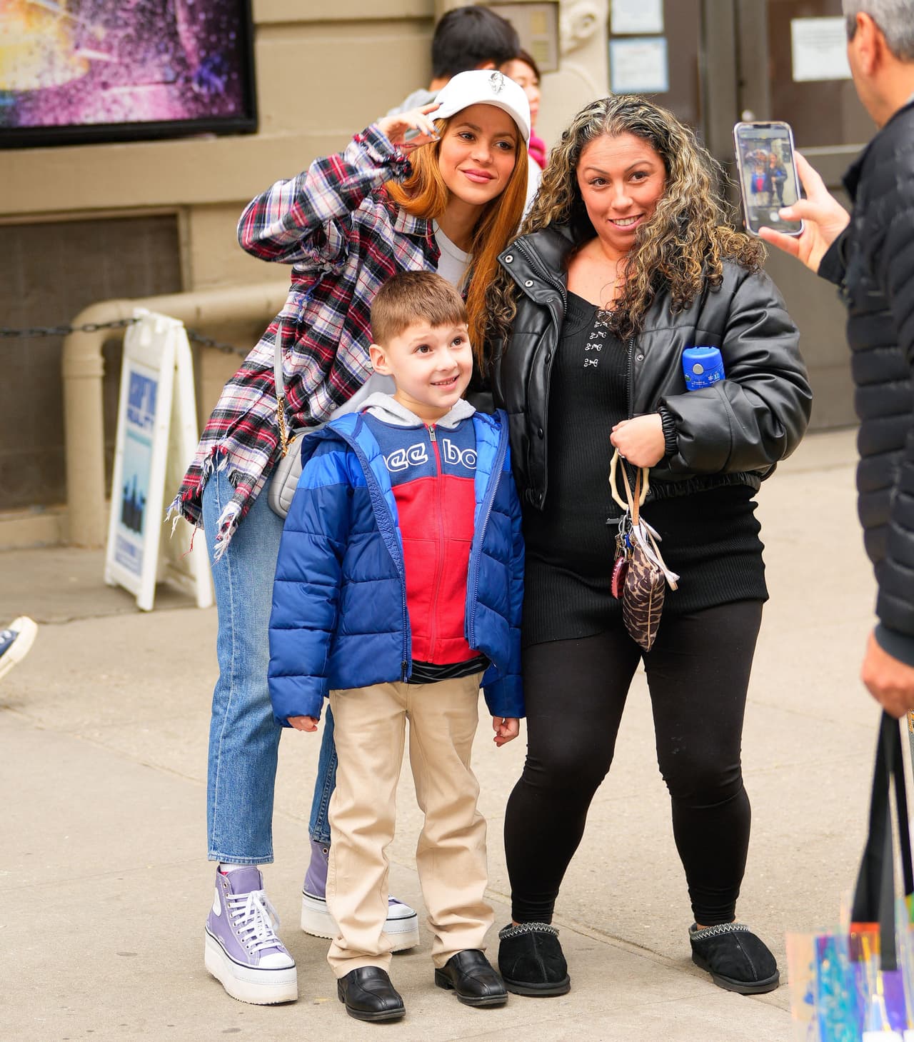 Shakira fotografiándose con una fanática.