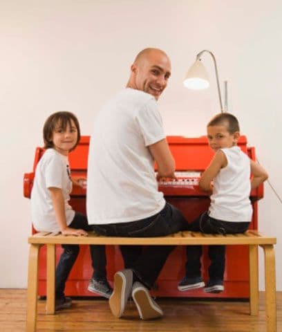 Como Carlitos, que encontró ayuda en este centro comunitario y en el oficial Pérez. Es sumamente importante que los estudiantes tengan roles positivos en sus vidas. Antes de entrar al centro comunitario y tener un mentor, Carlos encontró, a falta de roles positivos, roles negativos en miembros de las pandillas, algo que sucede a menudo. Por es es de suma importancia que los padres activamente busquen actividades donde sus hijos se desarrollen en relaciones positivas.