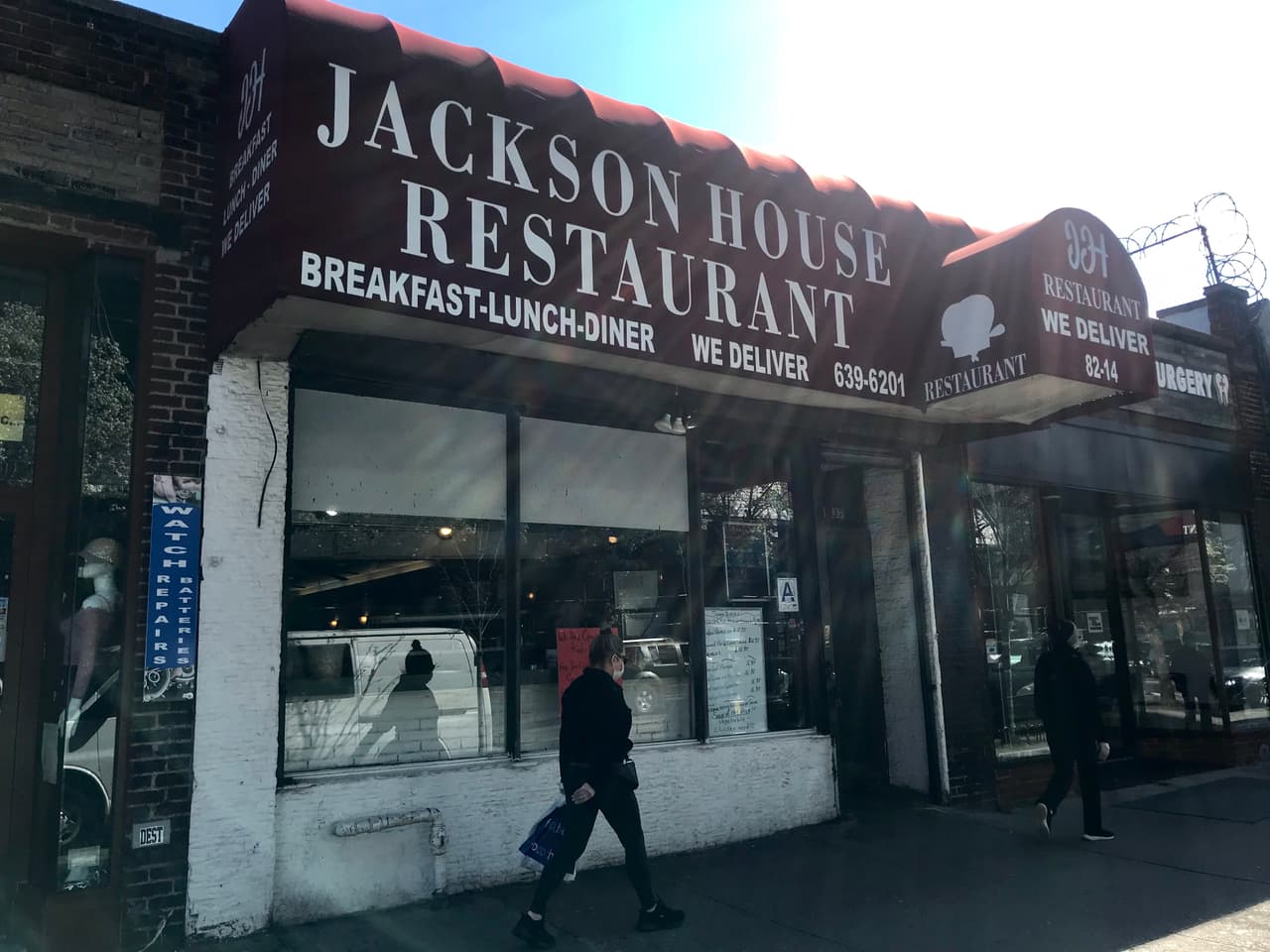 Este es un popular “diner” de Jackson Heights. Los fines de semana, las familias latinas hacen fila hasta afuera para entrar y disfrutar sus famosos pancakes y otras delicias.