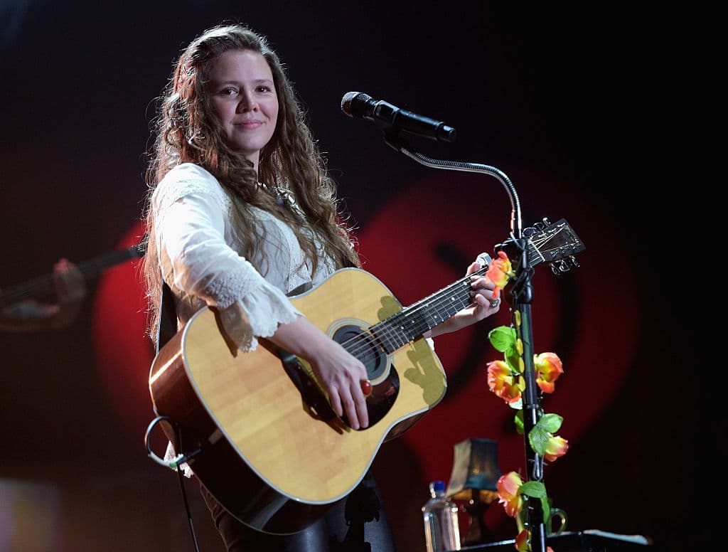 <b>Joy Huerta: </b>La cantante del grupo mexicano Jesse y Joy, anunció en 2019 por sus redes sociales que era lesbiana. Actualmente vive con su pareja, con quien tiene una relación hace 10 años y tienen dos hijos.