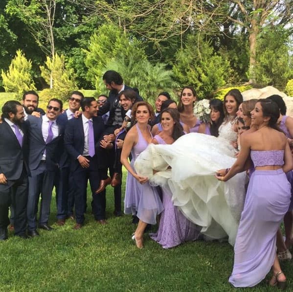 Aquí la fotografía con las damas de honor y los bestmen.