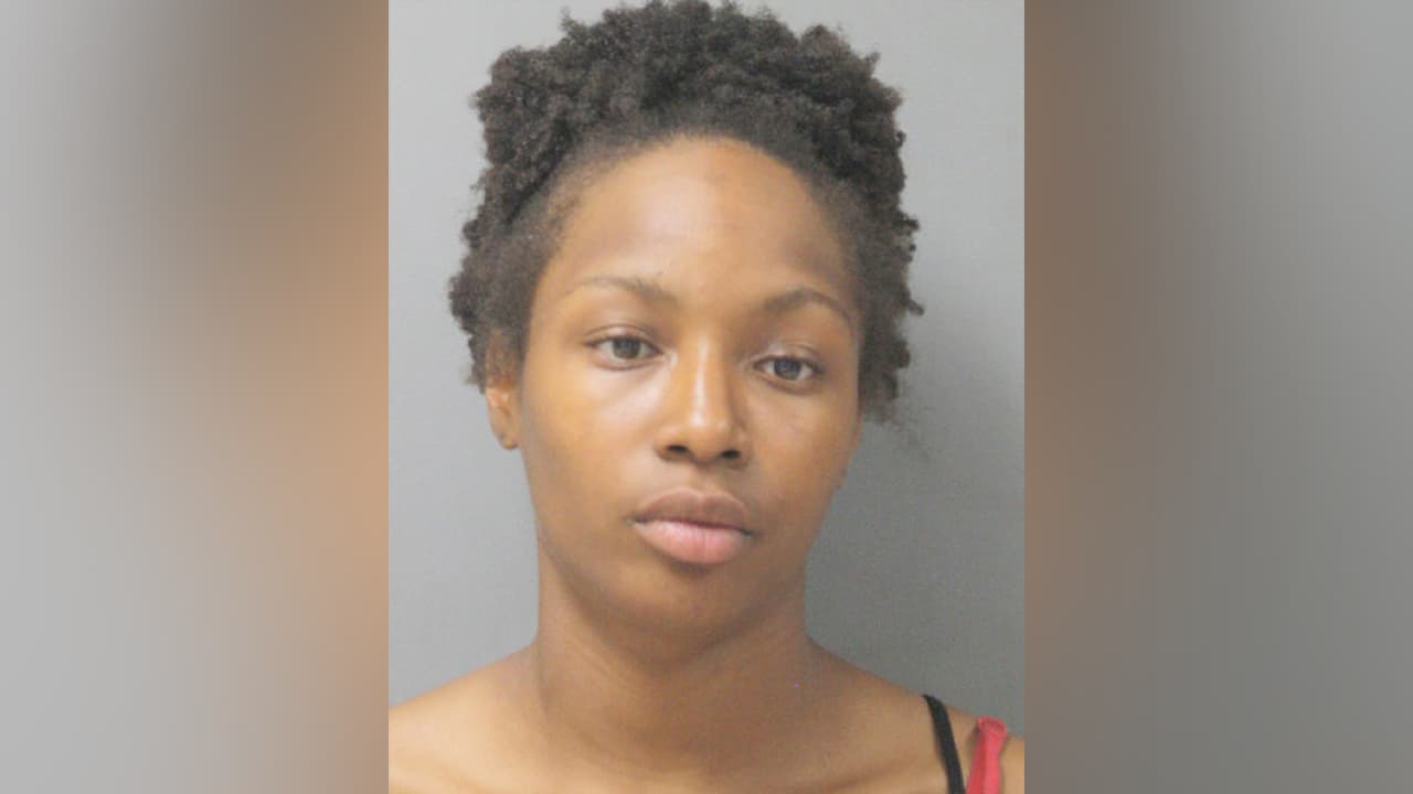 Jerica Elexus Henderson es sospechosa de poner en peligro a un menor y agresión contra un familiar.