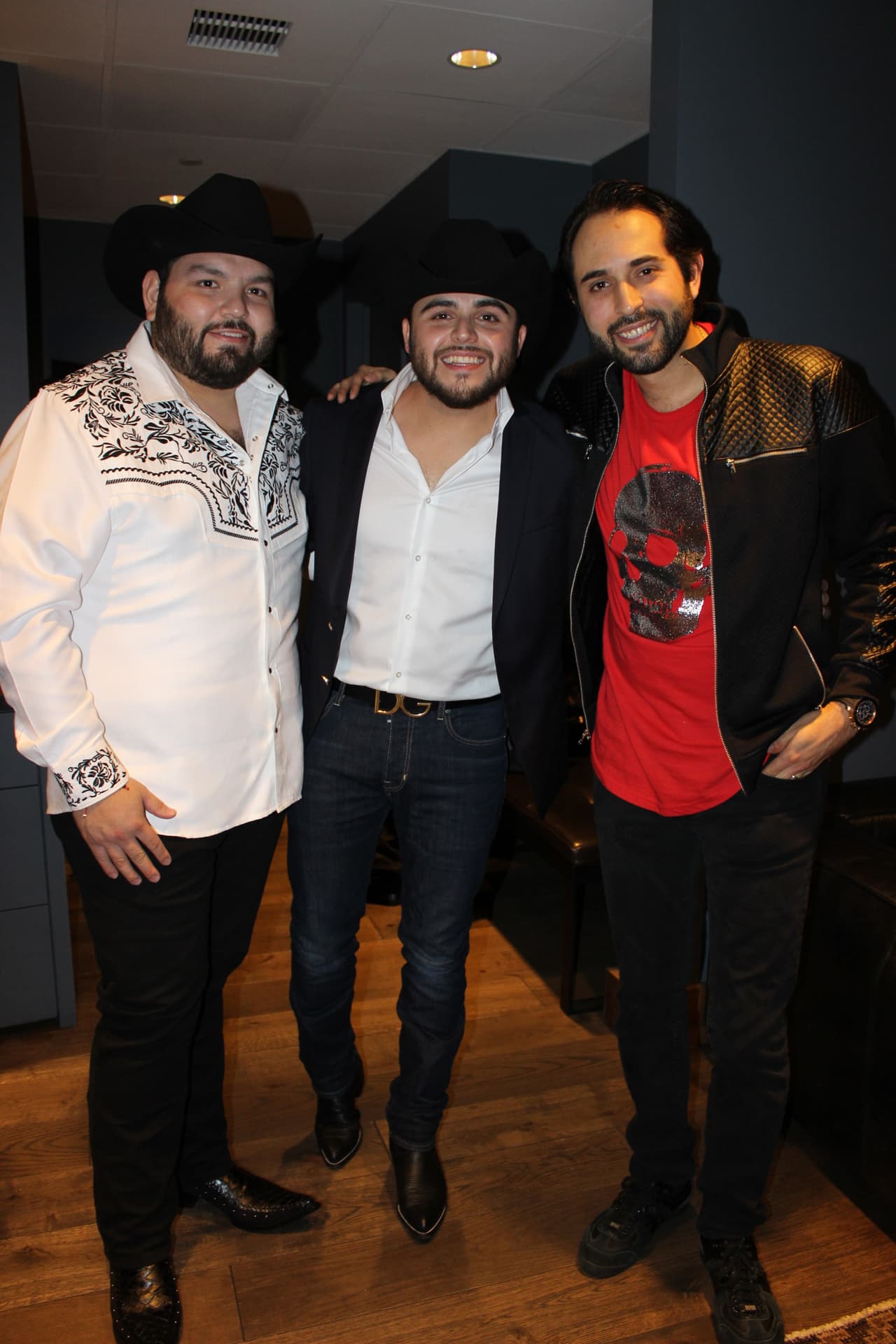 Minutos antes de su presentación, Los Compadres de El Free-guey show se fueron de colados al camerino de Gerardo Ortiz.
<br>