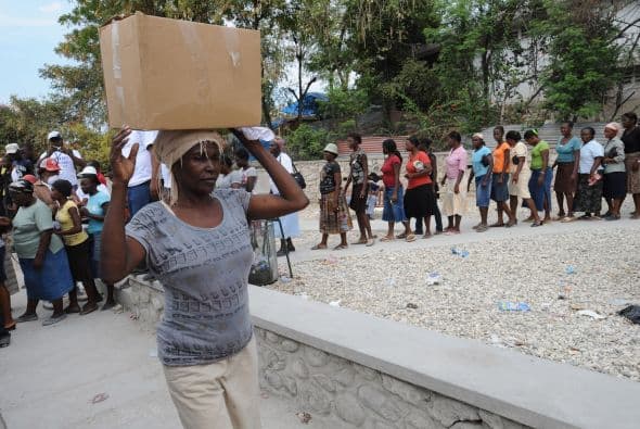 Según cálculos difundidos el mes pasado por el Banco Central, el costo promedio de las cinco canastas básicas definidas en función de las clases sociales es de 23,398 pesos (unos $619).