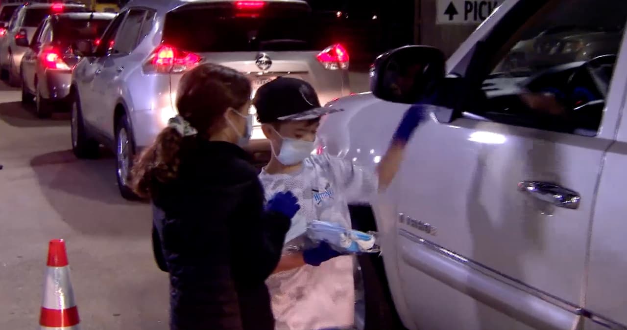 Se entregaron mascarillas a todas las personas que viajaban en los automóviles.