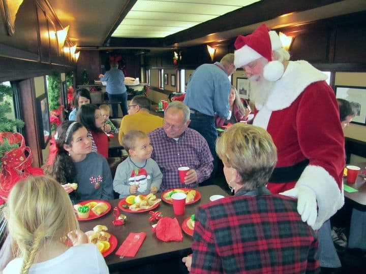 <b><a href="https://www.samshortline.com/" target="_blank">SAM Shortline Excursion Train</a></b>. Dirígete al suroeste de Georgia para vivir múltiples aventuras navideñas en los vagones antiguos de 1949 que forman parte del tren de excursión SAM Shortline.