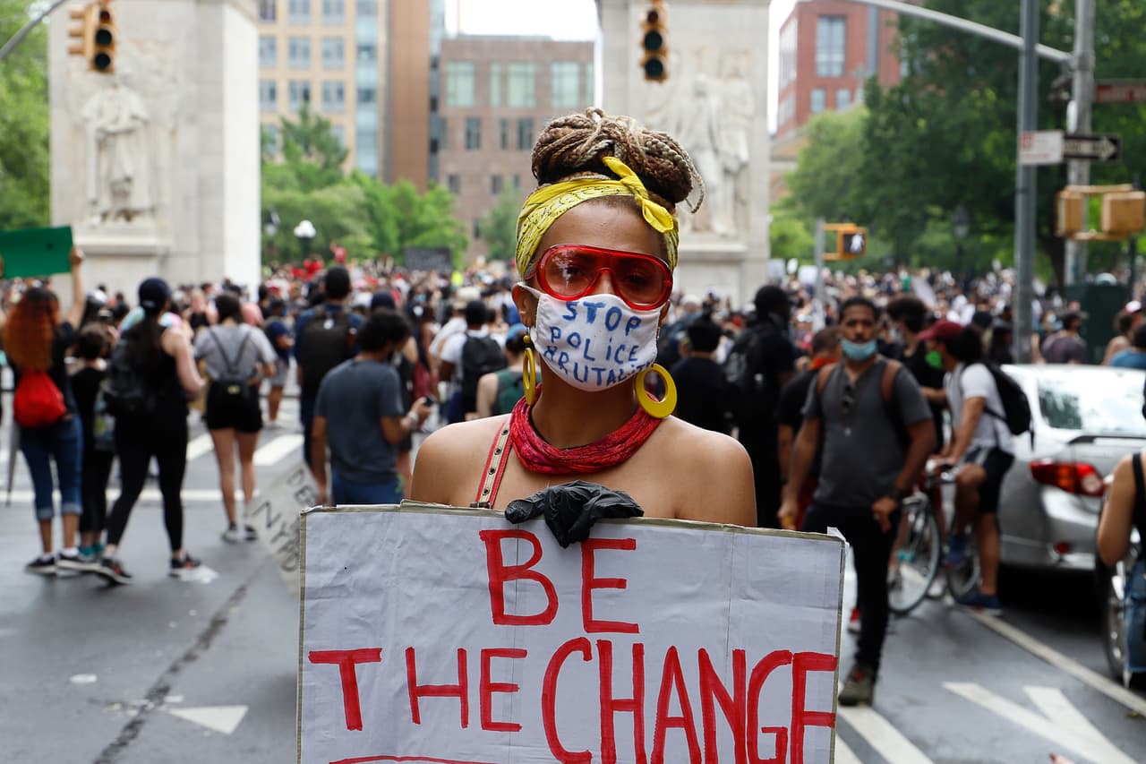 “Sé el cambio, el racismo envenena a nuestra sociedad”, afirma esta mujer.
