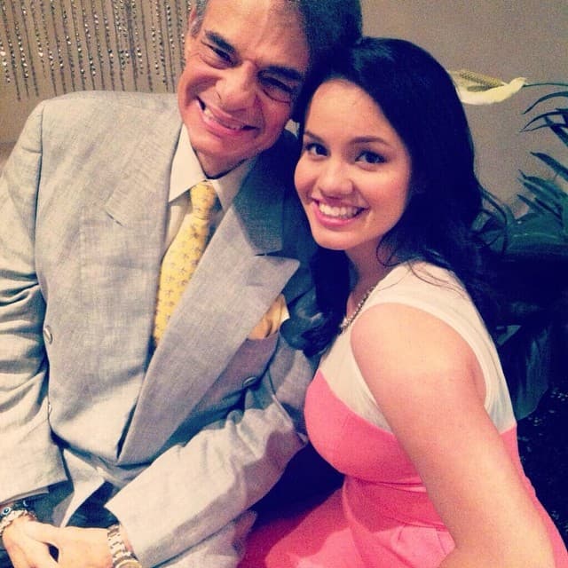 De acuerdo con el testimonio del escritor, consignado en 
<b><a href="https://www.reforma.com/mostrara-a-saritas-villanas/ar1790347?idorigen=1" target="_blank">Reforma</a></b>, Sarita Sosa "usaba mucho a Dios. Le decía (a José José) que Diosito le dijo que lo fuera a rescatar. Para mí, es clarísima la manipulación. Ella me dijo: 'Si quieres ser parte de mi equipo, te prohibo hablar con Laura (Núñez) y con Rafa (Rivas)'. Frente a José l
<b>e pregunté si estaba él de acuerdo</b> y ella interrumpió para demostrar que tenía el mando".