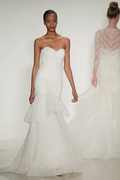 Un vestido ajustado con peplum también cumple con la misión de afinar la figura y no ser precisamente sirena.