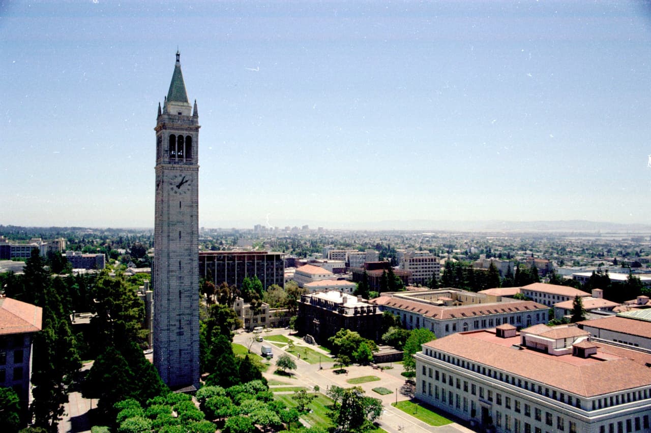La ciudad de 
<b>Berkeley</b> adoptó la normativa desde 1980. Los inquilinos están protegidos con control de renta y desalojos. 
<br>
<br>
<b>Unidades elegibles:</b> la mayoría de las propiedades de unidades múltiples construídas antes de junio de 1980. Viviendas unifamiliares con inquilinos que se mudaron antes de 1996. Casas unifamiliares con 5 o más habitaciones alquiladas individualmente con contratos de arrendamiento separados.
<br>
