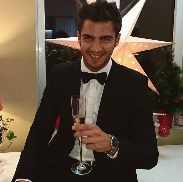 El guapo actor y modelo español que interpreta a Roberto Marañón en ‘La Embajada’ conquista y enamora a sus fanáticas con las sexys y atrevidas fotos que comparte en su cuenta de Instagram ¿Te lo vas a perder?