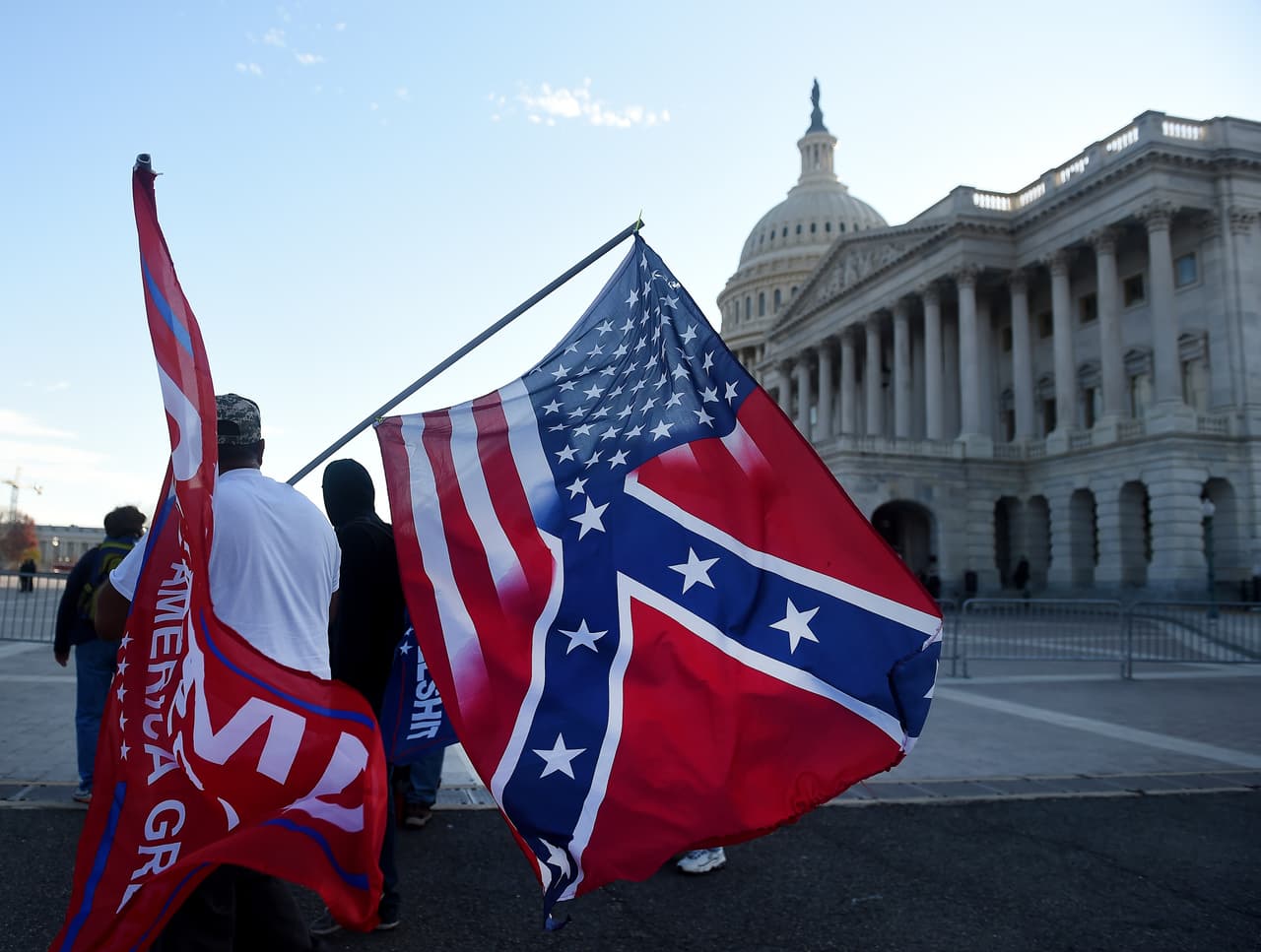 Entre los símbolos de la marcha destacó esta mezcla de banderas, como la confederada: un símbolo de la institución de la esclavitud en Estados Unidos.