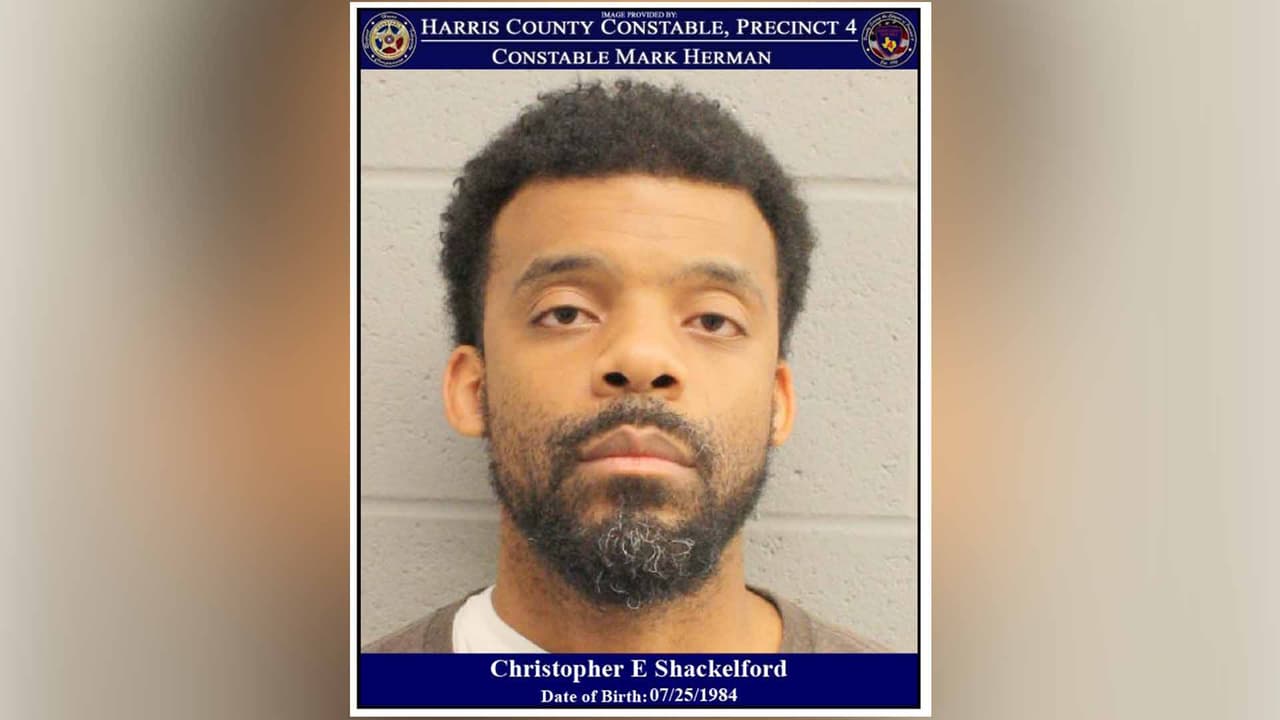 Christophr Shackelford enfrenta cargos por DUI y por conducir con un menor de edad como pasajero.