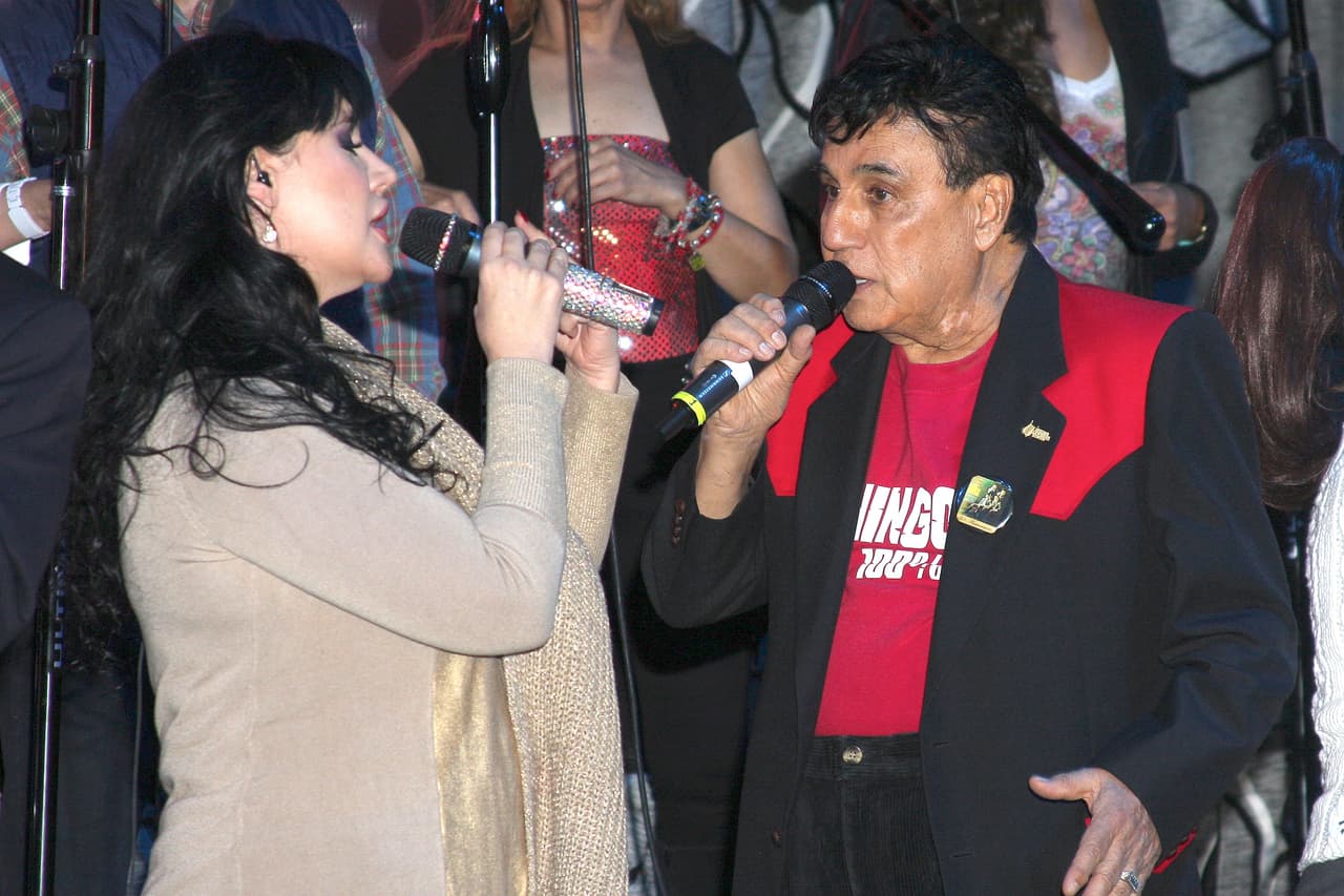 El pasado 18 de julio de 2019, la cantante 
<b><a href="https://www.univision.com/temas/alejandra-avalos" target="_blank">Alejandra Ávalos</a></b> dijo que vivió un 'encuentro' con el fallecido cantautor 
<b>Gualberto Castro</b>, quien 
<b><a href="https://www.univision.com/famosos/alejandra-avalos-asegura-que-el-fallecido-gualberto-castro-se-le-aparecio-y-hasta-cruzaron-miradas-fotos" target="_blank">se le apareció</a></b> en su camerino el domingo 14 de julio durante el homenaje que se le realizó en el Teatro Esperanza Iris de la Ciudad de México.
<br>