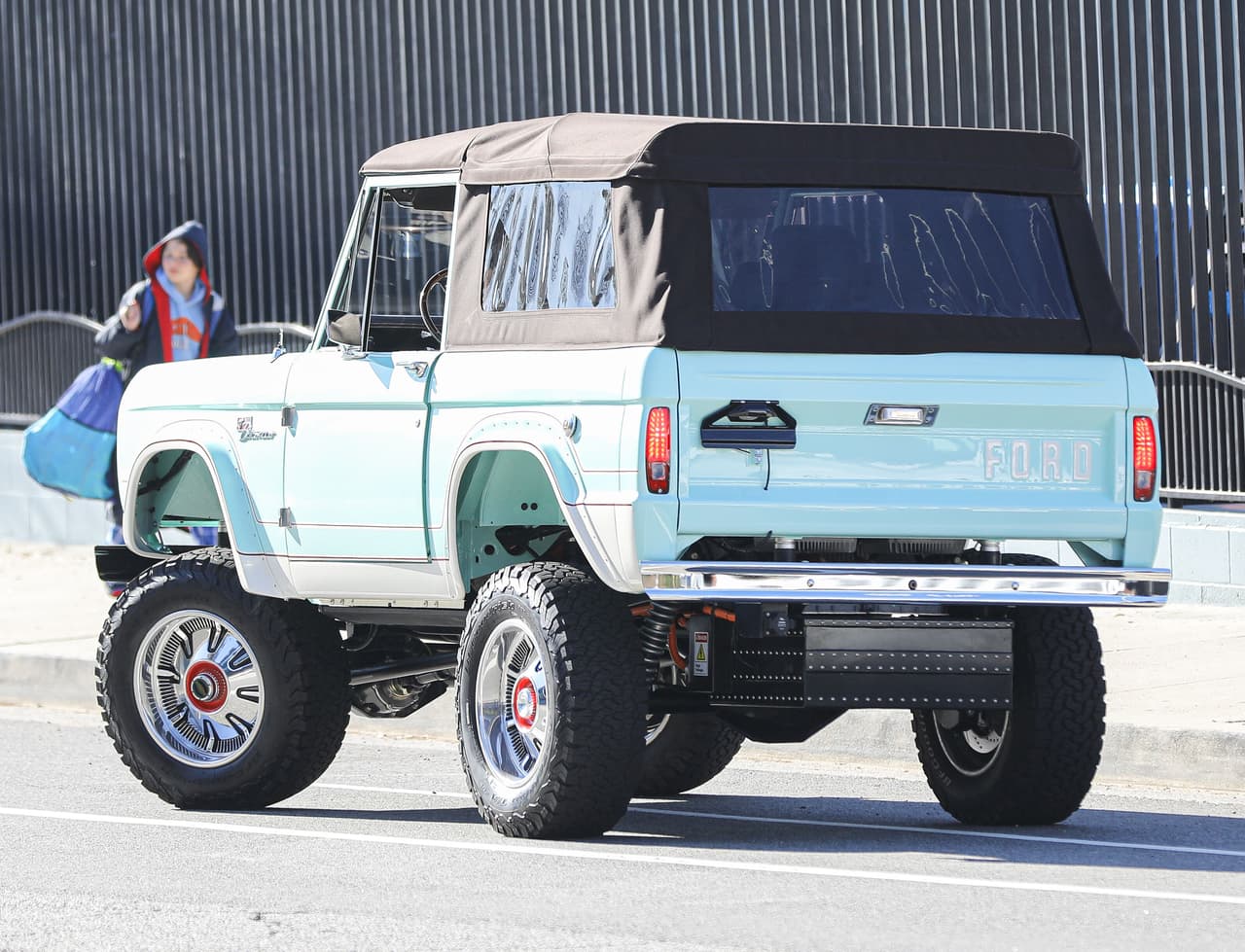 Se trata de una camioneta EV Ford Bronco tipo vintage que 
<b>cuesta 265 mil dólares</b>, detalló Daily Mail.
<br>
