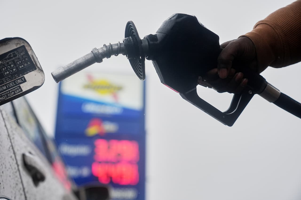 ¿Cuánto cuesta el galón de gasolina hoy en EEUU tras el aumento de precios del petróleo por el conflicto en Medio Oriente?