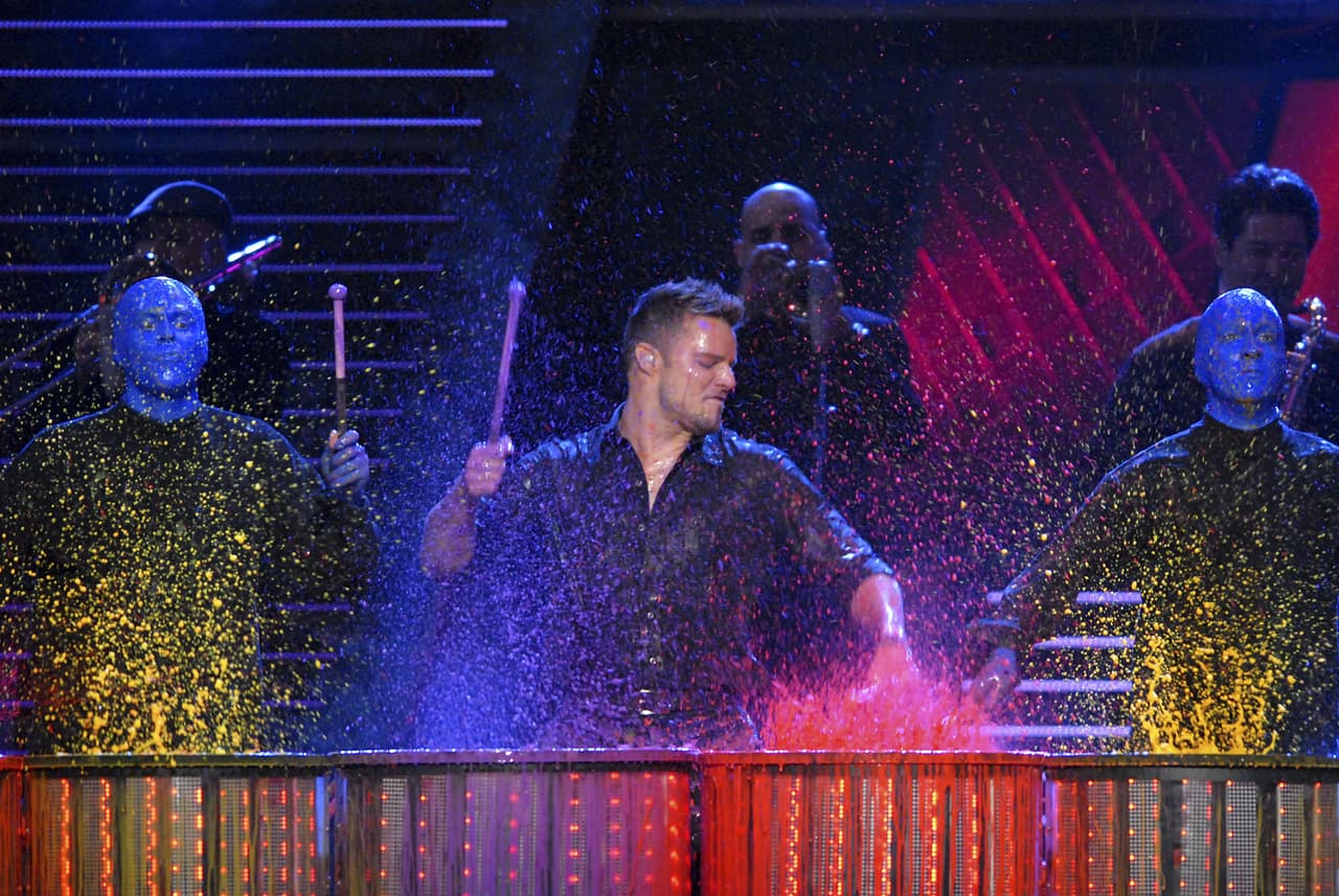 Ricky Martin sumó ese año cuatro nominaciones, de las cuales ganó Mejor Álbum Vocal Pop Masculino y Mejor Video Musical Versión Larga por el 'MTV Unplugged'. Además, realizó un performance junto a Blue Man Group.
