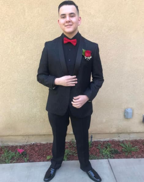 Muy orgullosa, compartiendo cómo ha crecido Juan, el hijo menor de Jenni, ¡todo un galán!