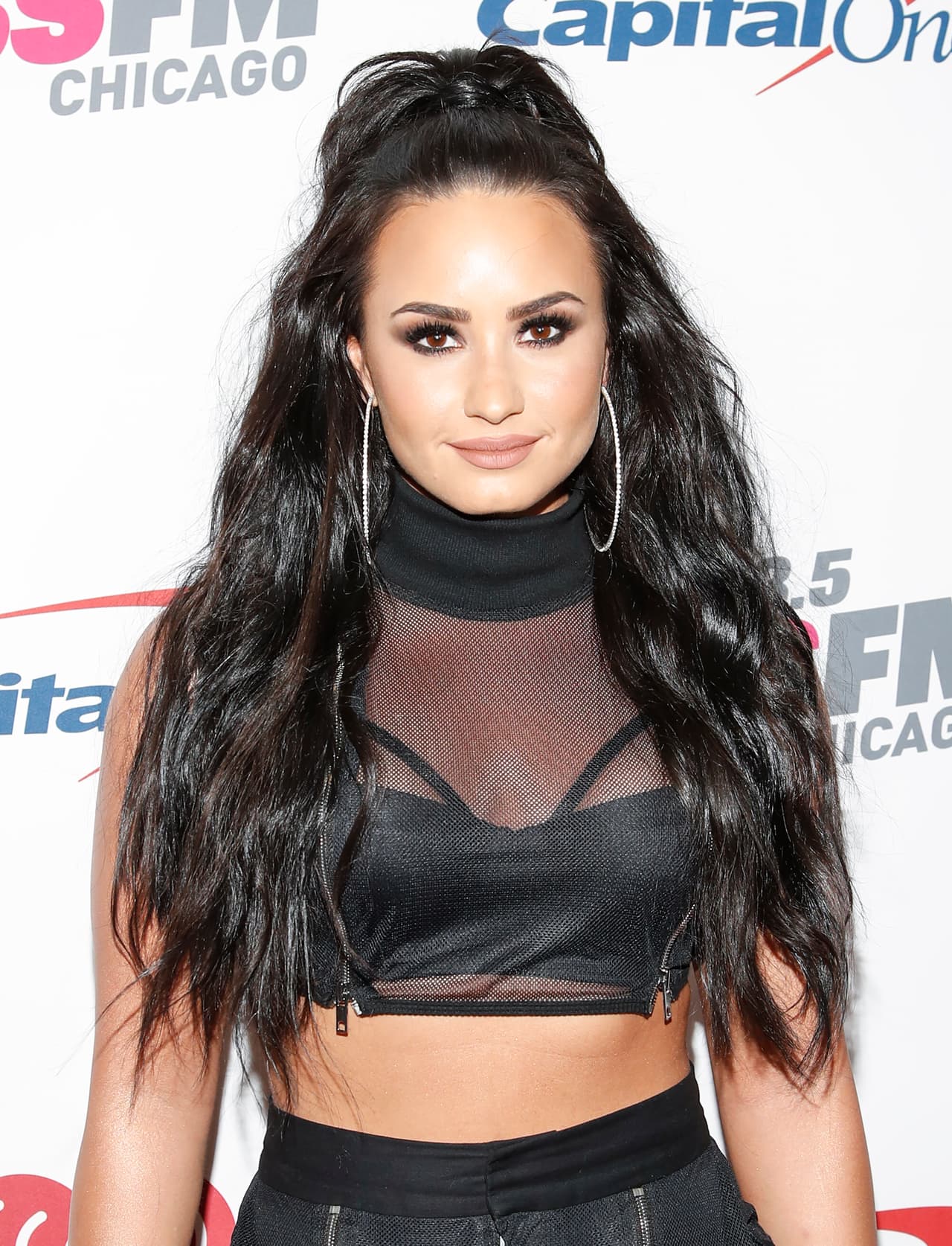 Avecindada en Los Ángeles, la cantante se colocó una máscara para salir de su casa y abastecerse de víveres en el mercado Erewhon.