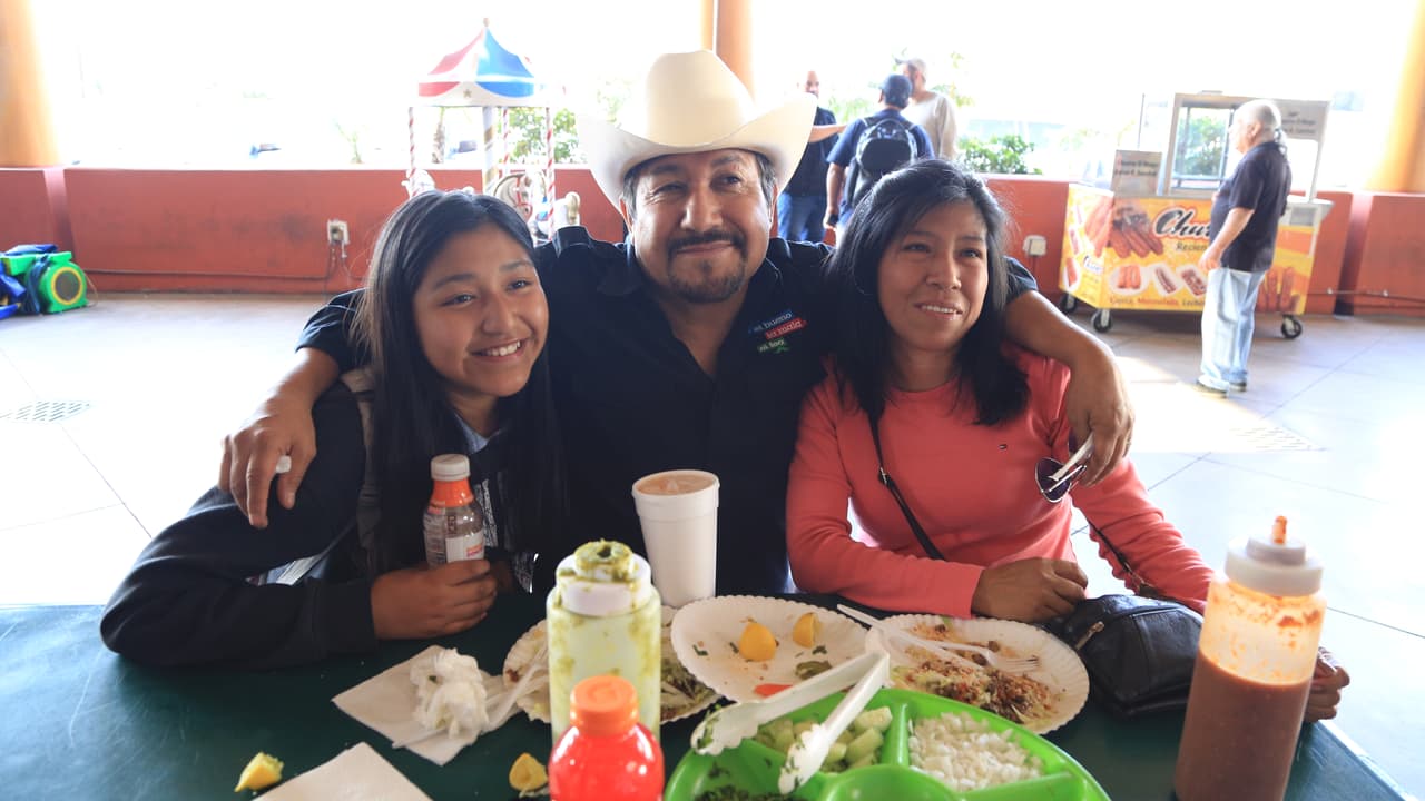 Finalmente, después de un día largo y ajetreado, 
<b>El Feo</b> decidió sentarse con estas oyentes para tomar un merecido descanso.