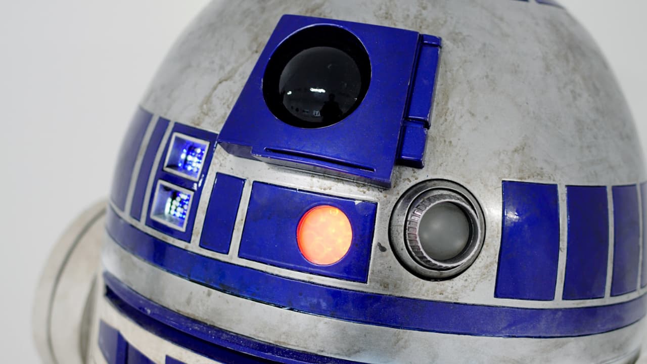 Arrestan a hombre que se hizo pasar por empleado de Disney para robar robot "R2D2" de "Star Wars"